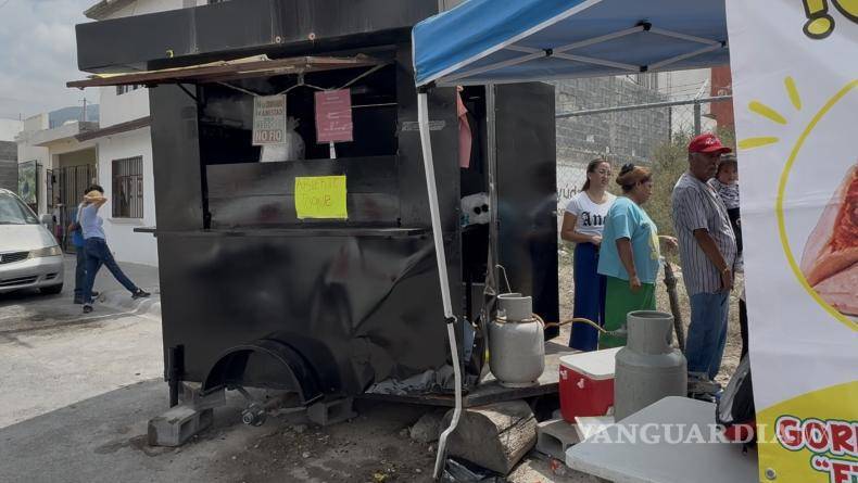 $!El puesto de gorditas en la colonia Mirasierra quedó dañado tras el fuerte impacto del vehículo.