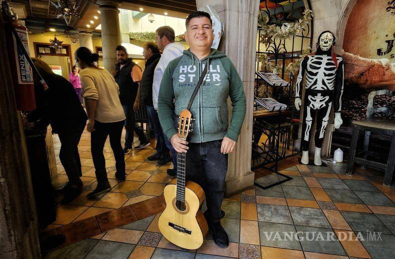 $!La seguridad en Saltillo es vital para Jorge, ya que le permite desenvolverse libremente por las calles mientras comparte su talento musical con los habitantes de la ciudad.
