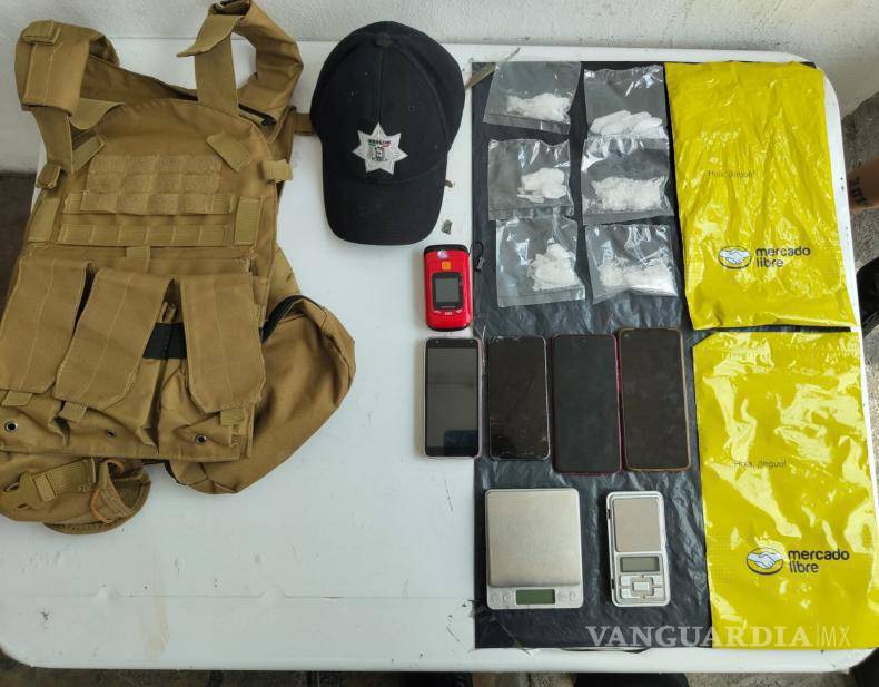 $!En posesión de vestimenta con el escudo de la policía de Puebla detienen a tres, en Nuevo León