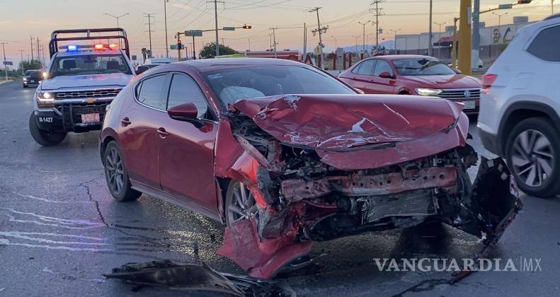 $!Elementos de Tránsito Municipal acudieron al sitio para tomar conocimiento del percance y ordenaron el traslado de la camioneta del presunto responsable a un corralón.