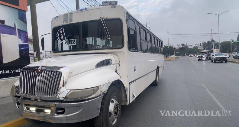 $!El Nissan Tiida impactó contra un camión de la ruta 8 IMSS, causando daños en su vehículo.