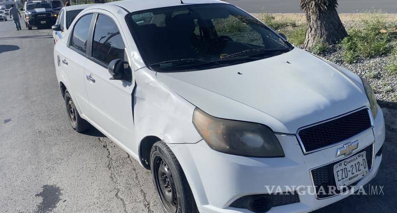 $!El conductor del Chevrolet Aveo permaneció en el sitio y dio aviso inmediato a los servicios de emergencia tras el impacto.