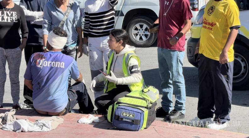 $!Los ocupantes del vehículo son auxiliados por paramédicos tras volcar en la carretera Francisco I. Madero.