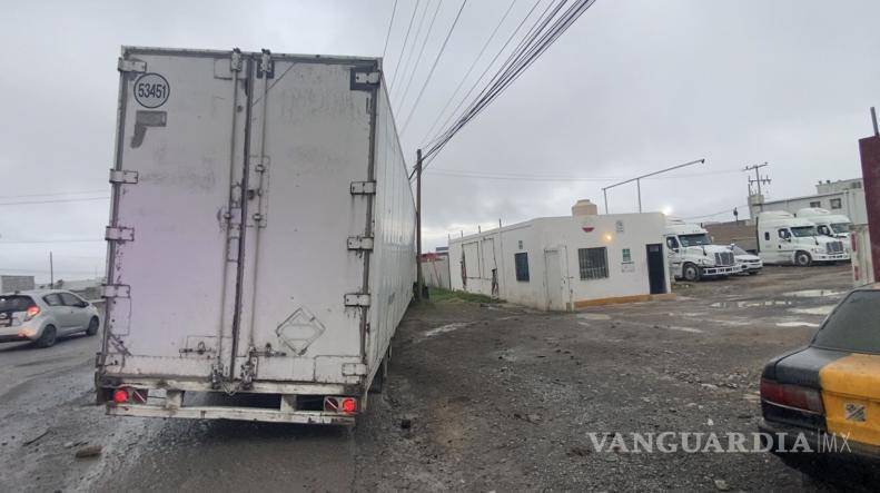 $!Una grúa fue necesaria para retirar la pesada unidad y liberar la vía.