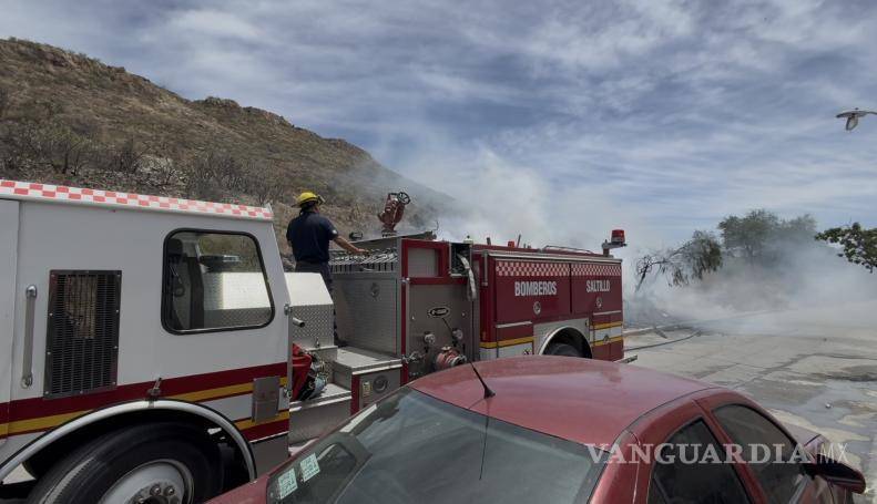 $!Elementos del cuerpo de bomberos trabajaron durante varios minutos para sofocar las llamas.