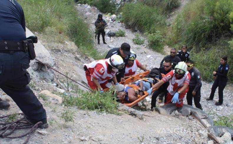 $!A pesar de las complicaciones para levantarlo, se logró el ascenso del hombre para ser atendido.