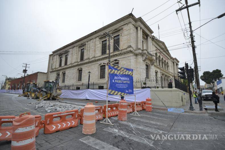 $!Las obras no impidieron la circulación de peatones por la zona, aunque en el tramo al lado de la Catedral de Santiago tuvieron que pasar cerca de maquinaria pesada.