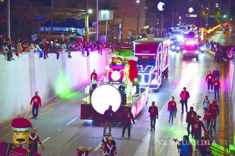 $!Caravana Coca Cola ilumina la Navidad de Saltillo; la magia de creer ya es tradición