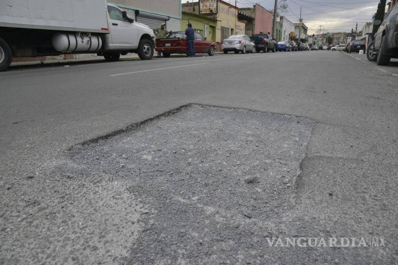 $!Bache y hundimientos resaltan la problemática persistente a pesar de reparaciones previas realizadas por Aguas de Saltillo.