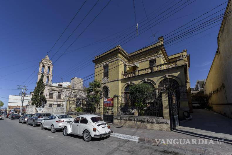 $!La casa cuenta con un semisótano, un patio trasero y una pequeña vivienda para el personal de servicio.