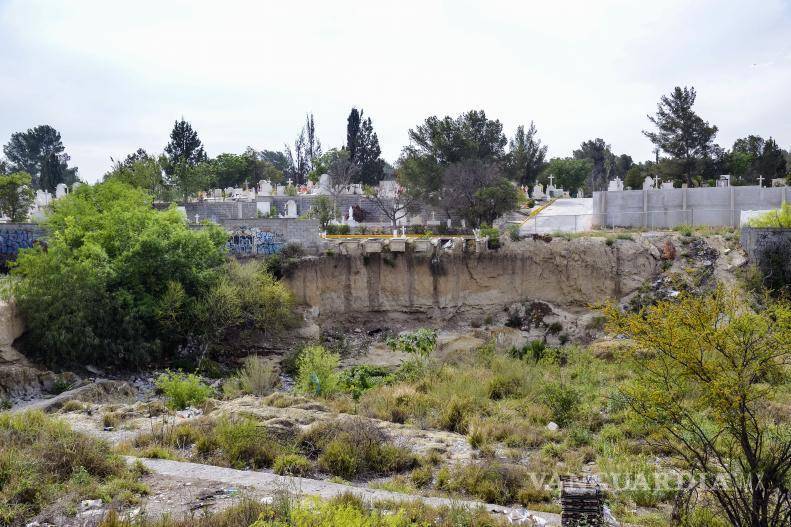 $!Las gavetas reportadas en Facebook parecen haber sido afectadas por el cauce, pues el resto se apreciaron protegidas por un muro.