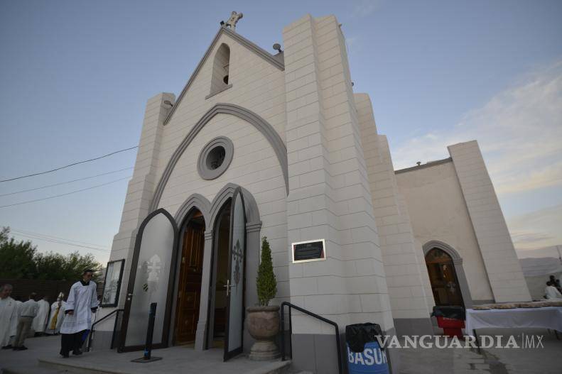 $!Al terminar la eucaristía, se develó una placa en memoria de la familia Sánchez Siller, misma que comenzó con la capilla de Los Valdez en 1926.