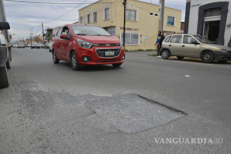 $!Representantes de Aguas de Saltillo evaluarán los daños en las calles afectadas tras recibir reportes de baches y hundimientos.