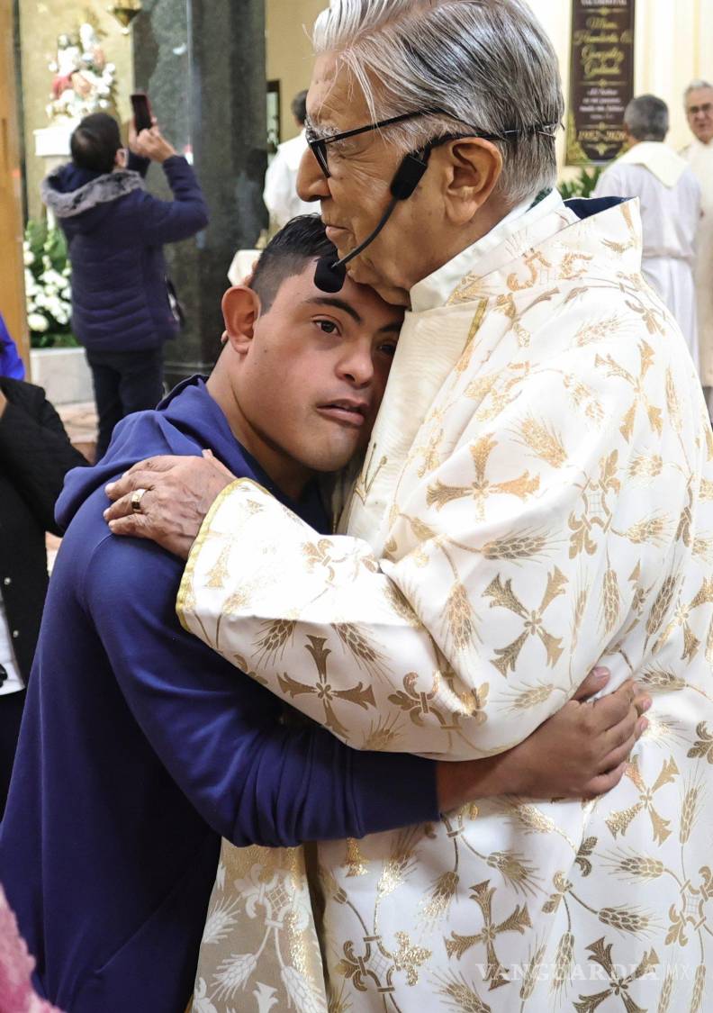 $!Al cumplir 74 años de sacerdocio, monseñor Humberto González Galindo invitó a los jóvenes a descubrir la vocación religiosa y describió su trayectoria como una vida llena de alegría, bondad y paz.