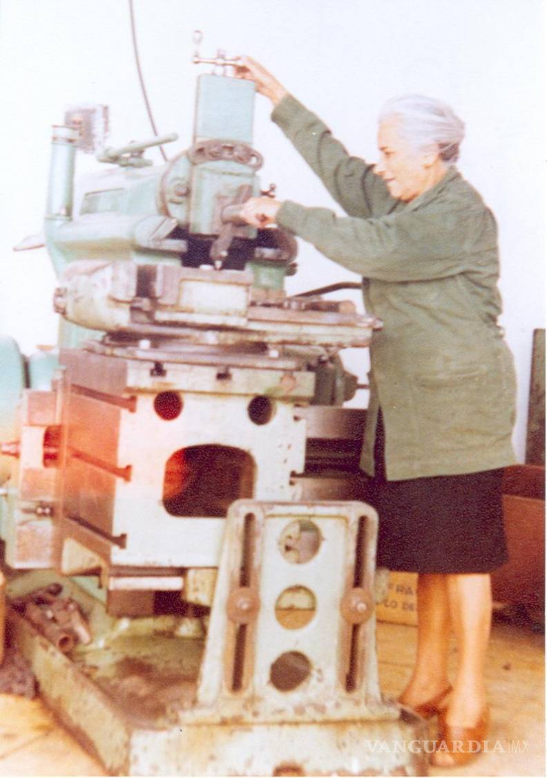 $!Marcelina operando una de las máquinas del taller de tornos de Felipe de Jesús Granada Valero.