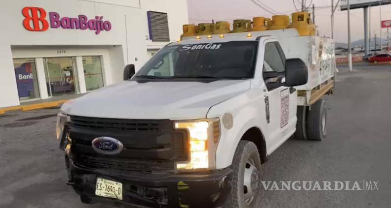 $!Una camioneta de la empresa Soni Gas y un Dodge Challenger resultaron con daños tras el impacto lateral.
