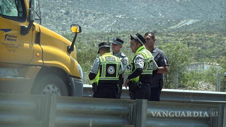 $!Elementos de la Guardia Nacional acudieron al sitio para resguardar el área y tomar conocimiento del fallecimiento del operador de tractocamión.