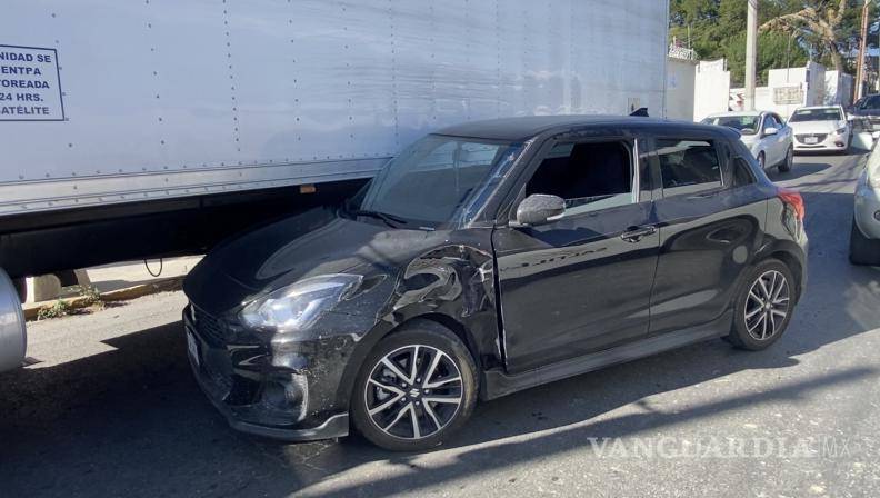 $!La imprudencia al volante ocasionó el bloqueo de dos carriles en una de las vías más transitadas de Saltillo.