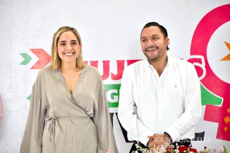 $!Carlos Villarreal y Mavi Sosa Rubio encabezaron la ceremonia de graduación de 800 mujeres en Monclova.