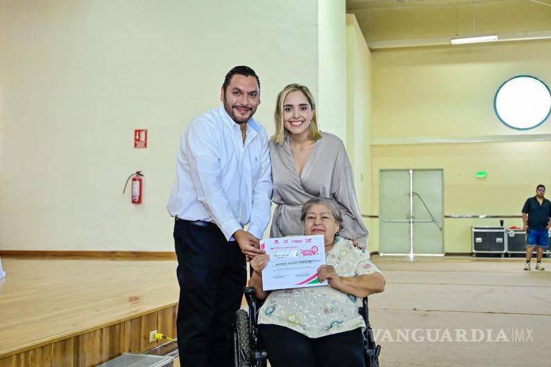 $!Las participantes recibieron una tarjeta con beneficios para fortalecer sus proyectos.