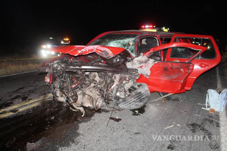 $!El Volkswagen rojo, donde viajaba una familia de Viesca, quedó con graves daños en medio de la carretera Torreón-Saltillo.