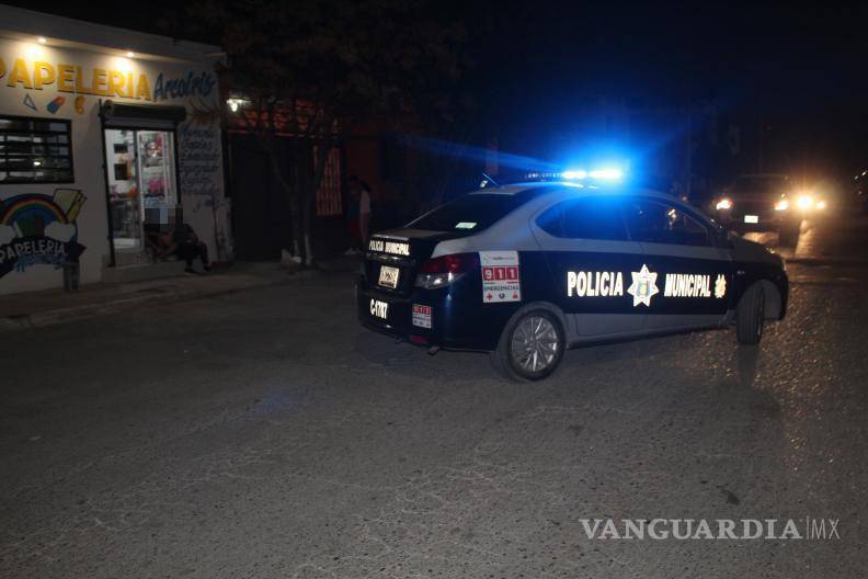 $!Amigos y familiares de la víctima fueron desalojados mientras los peritos realizaban las diligencias.