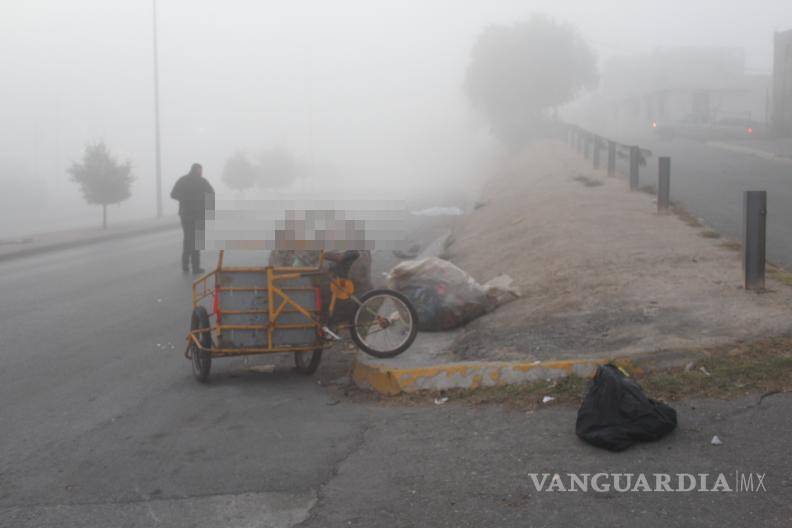 $!El recolector ya había terminado su jornada y llevaba costales llenos de plástico y una cubeta con cobre.