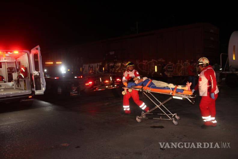 $!El percance ocurrió frente a los campos deportivos de la Universidad Autónoma de Coahuila, sobre el bulevar Nazario S. Ortíz Garza, lo que generó la movilización de cuerpos de rescate.