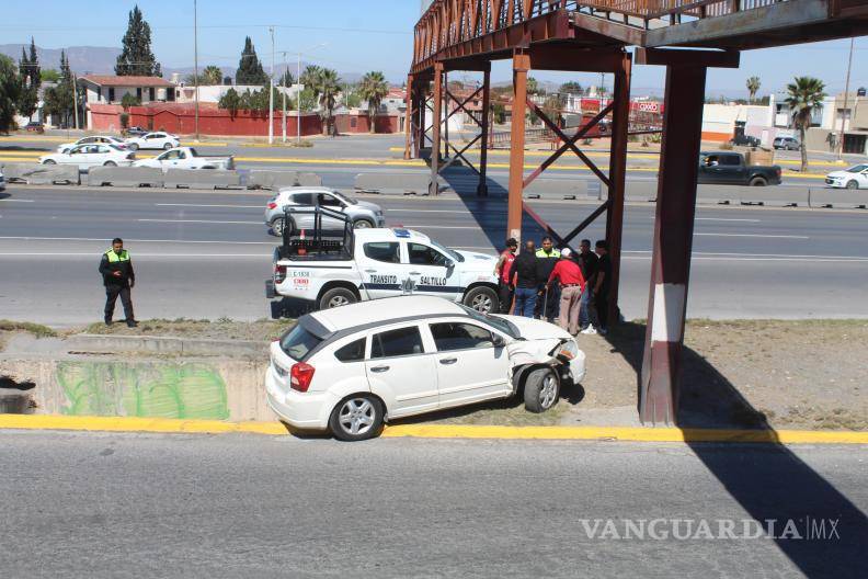 $!Oficiales de Tránsito Municipal resguardaron la zona para evitar un segundo percance debido a la posición del vehículo.