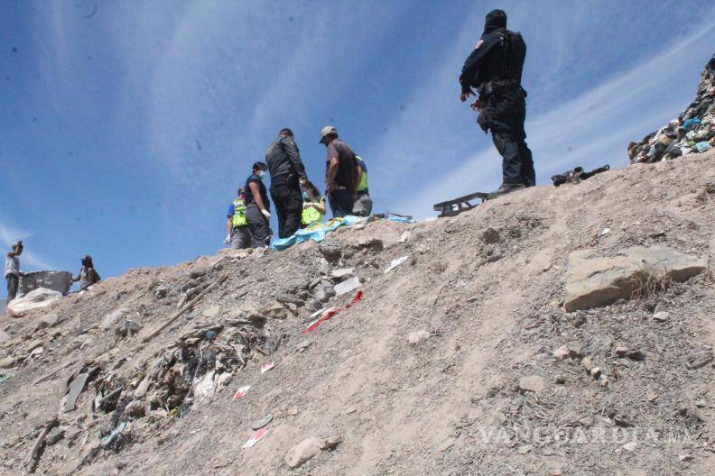 $!Elementos de la Agencia de Investigación Criminal y policías municipales inspeccionaron el área de desperdicios donde ocurrió la detonación accidental. En lo alto, se encontró al herido.