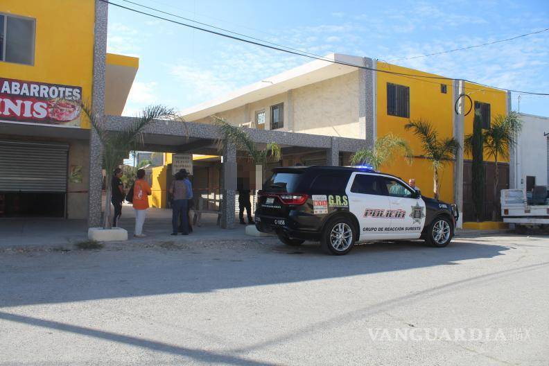 $!Amigos y familiares del trabajador, conocido como “Varis”, permanecieron cerca de la escena mientras se realizaban las diligencias correspondientes.