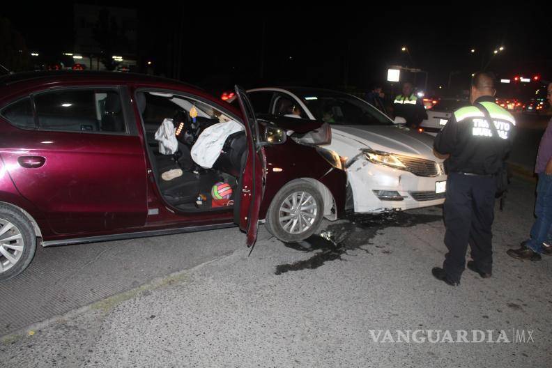 $!Oficiales de Tránsito Municipal acudieron para liberar la vialidad afectada.
