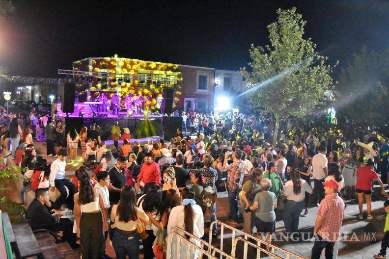 $!La comunidad se reunió para conmemorar el 215 aniversario del inicio de la lucha por la libertad.