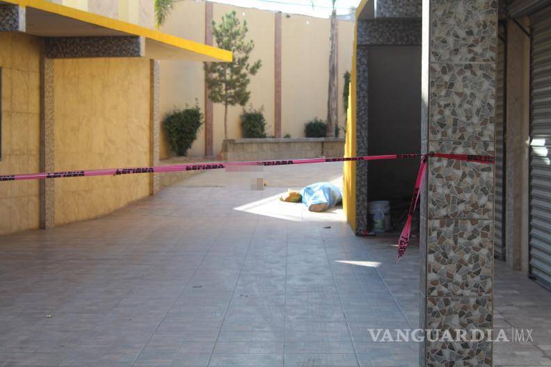$!Personal de la Fiscalía General del Estado aseguró diversos indicios en el área, entre ellos una bolsa amarilla con objetos y una cachucha beige.