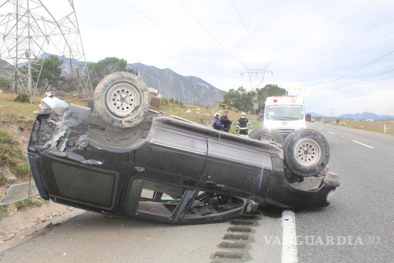 $!Oficiales de la Policía de Acción y Reacción (PAR) abanderaron el carril afectado mientras se atendía el incidente.