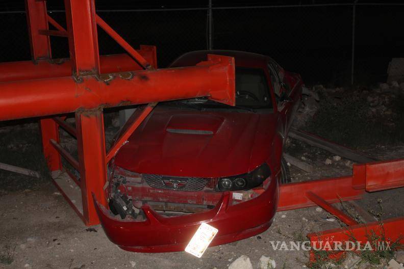 $!Personal de emergencia atendió al conductor después de que su vehículo se estrellara contra una estructura de concreto cerca del aeropuerto Plan de Guadalupe.
