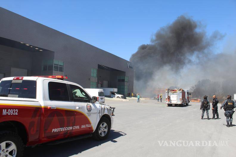 $!Este incendio es el segundo en el mismo sitio en los últimos días, lo que ha levantado preocupaciones sobre la seguridad en las instalaciones donde se almacenan materiales inflamables.