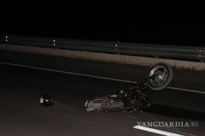 $!La motocicleta involucrada en el accidente estaba en el carril de alta velocidad después del trágico suceso.