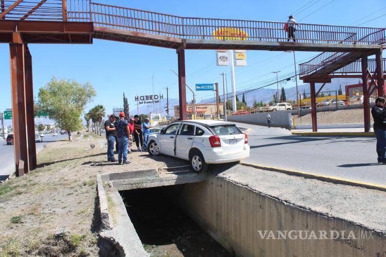 $!La camioneta Dodge Caliber quedó al borde de un barranco tras perder el control en la incorporación a Fundadores.