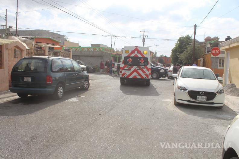 $!Paramédicos de la Cruz Roja y policías municipales acudieron al sitio tras el reporte de emergencia hecho por los familiares.