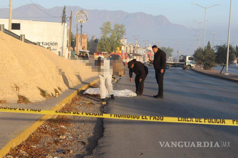 $!Agentes de Tránsito acordonaron el lugar, mientras se recopilaban evidencias del vehículo implicado.