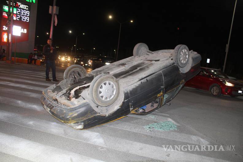 $!El percance se registró cuando la conductora intentaba incorporarse hacia el poniente sobre Jesús Valdez Sánchez.