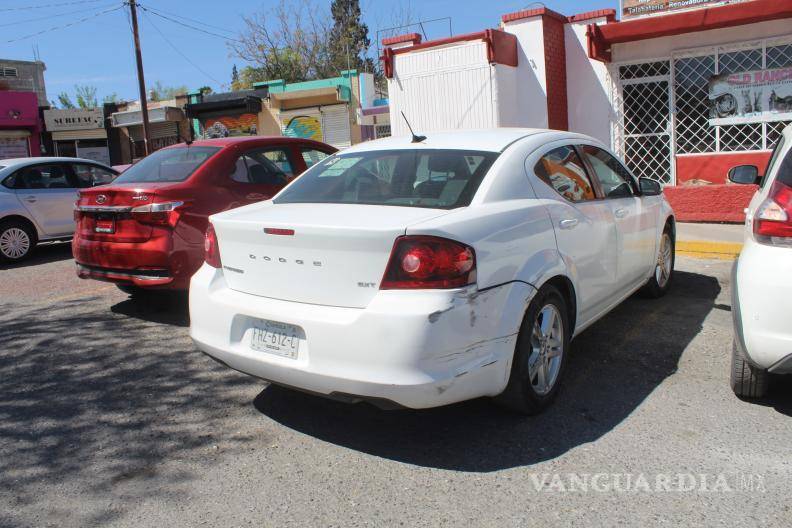 $!Paramédicos de la Cruz Roja valoraron a tres personas en el lugar, incluyendo a una mujer embarazada.