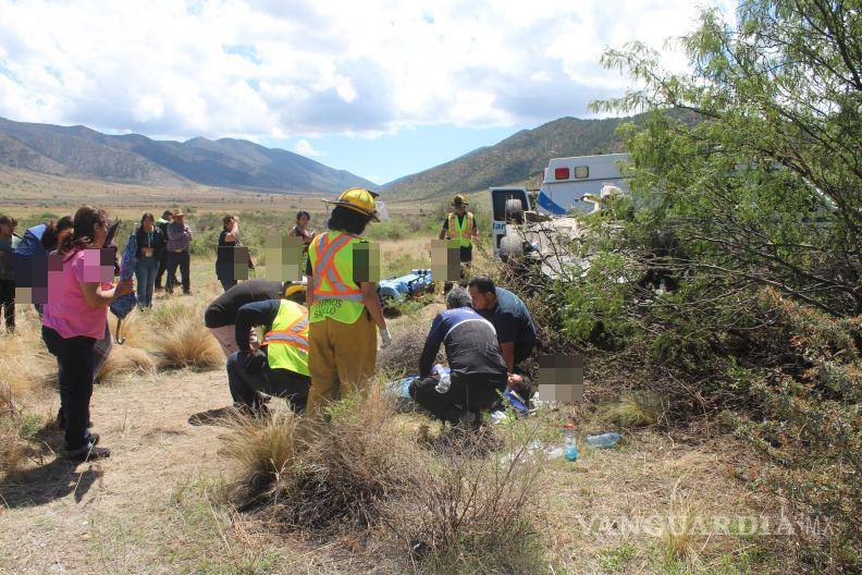 $!El automóvil chocó contra una piedra y un árbol antes de volcar.