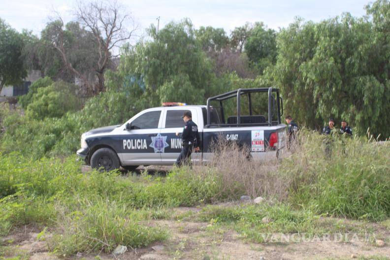 $!Elementos de la Policía Municipal resguardaron la zona tras el hallazgo del cuerpo en el arroyo El Pueblo.
