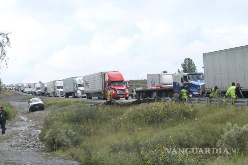 $!Personal de Capufe trabajó en el abanderamiento del tráiler que bloqueó el carril de menor circulación en la carretera federal 57.