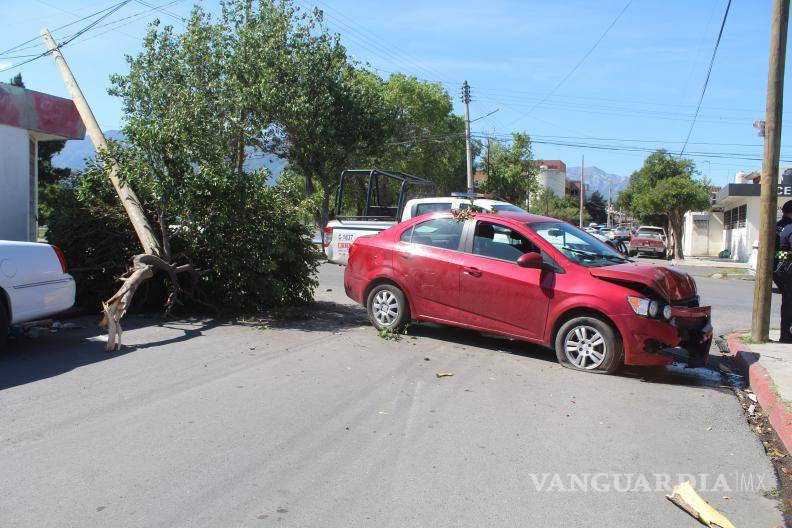 $!El Chevrolet Aveo terminó con severos daños tras impactarse contra un poste y un árbol.