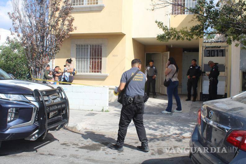 $!El hallazgo fue realizado por su pareja, quien al llegar a la vivienda observó al hombre suspendido y pidió auxilio a familiares y autoridades.