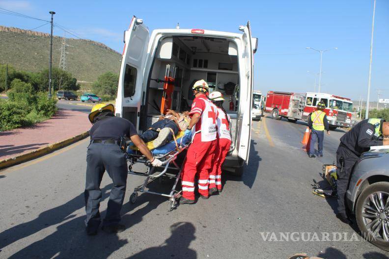 $!El trabajo colaborativo entre la Cruz Roja, personal de Bomberos y de Protección Civil, garantizó su pronta atención.
