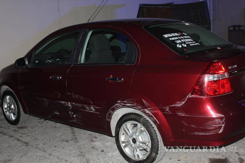 $!El Chevrolet esperó la llegada de la aseguradora para cubrir los daños materiales.